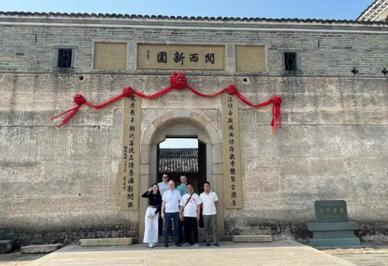 Geschäfte schmieden, Freundschaften schmieden: Die Yanming Metal Etching Factory vertieft die Zusammenarbeit mit Kunden aus Übersee